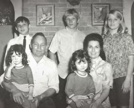 Childhood picture of Cissy Lynn with her parents Loretta Lynn and Oliver Lynn and siblings